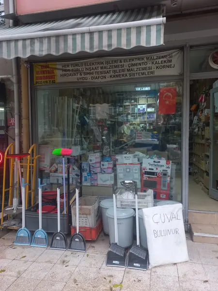 Elektrik malzemeleri ve el aletlerinin görüldüğü mağaza vitrini ve giriş kapısı
