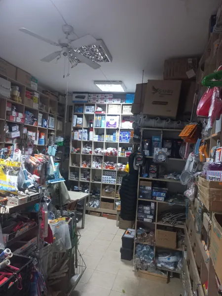 Elektrik malzemelerinin bulunduğu rafların ve mağaza koridorunun genel görünümü