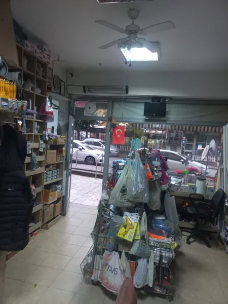 Mağazanın içinden giriş kapısına ve sokak yönüne bakış