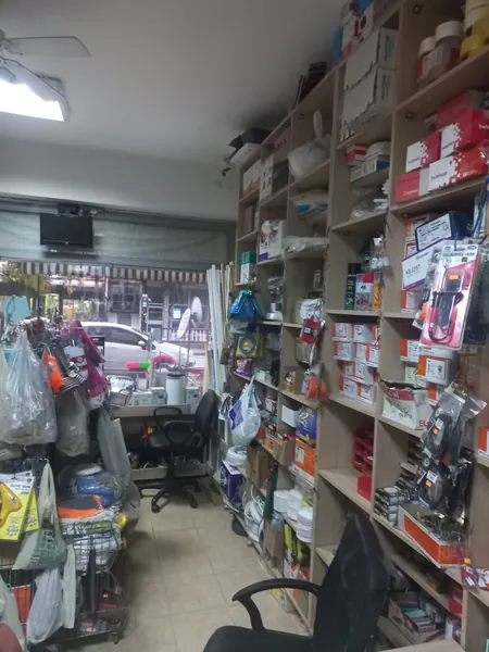Elektrik malzemeleri ve kutuların bulunduğu mağaza raflarının görünümü