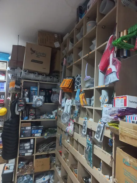 Kutuların ve elektrik aksesuarlarının sıralandığı yan raflar