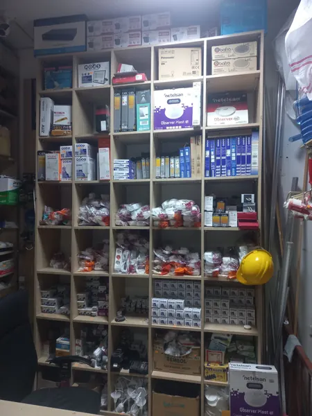 Ampul, elektrik aksesuarları ve küçük malzemelerin bulunduğu raflar