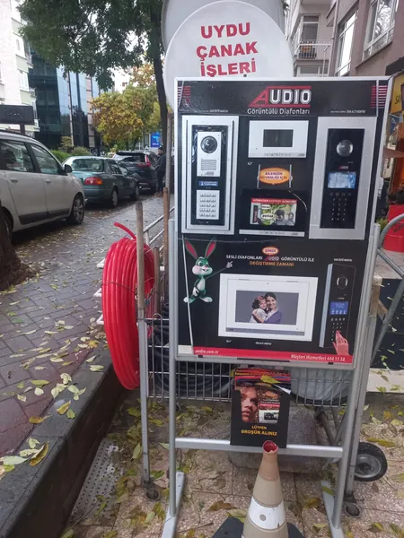 Mağaza önünde görüntülü diafon modellerinin sergilendiği tanıtım standı