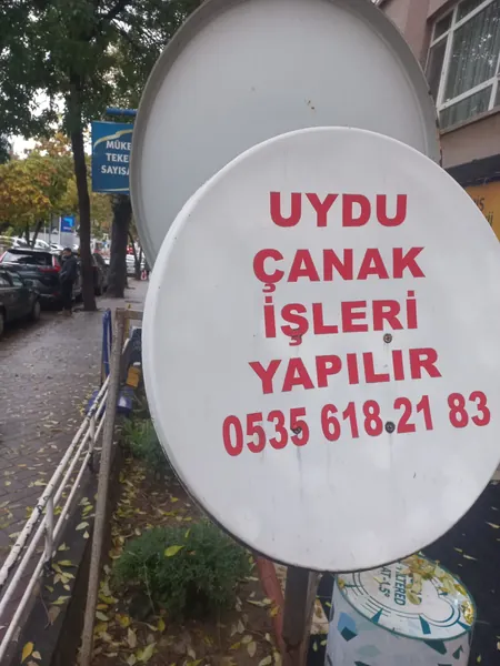 Mağaza önünde uydu çanak işleri yazılı anten tabelası